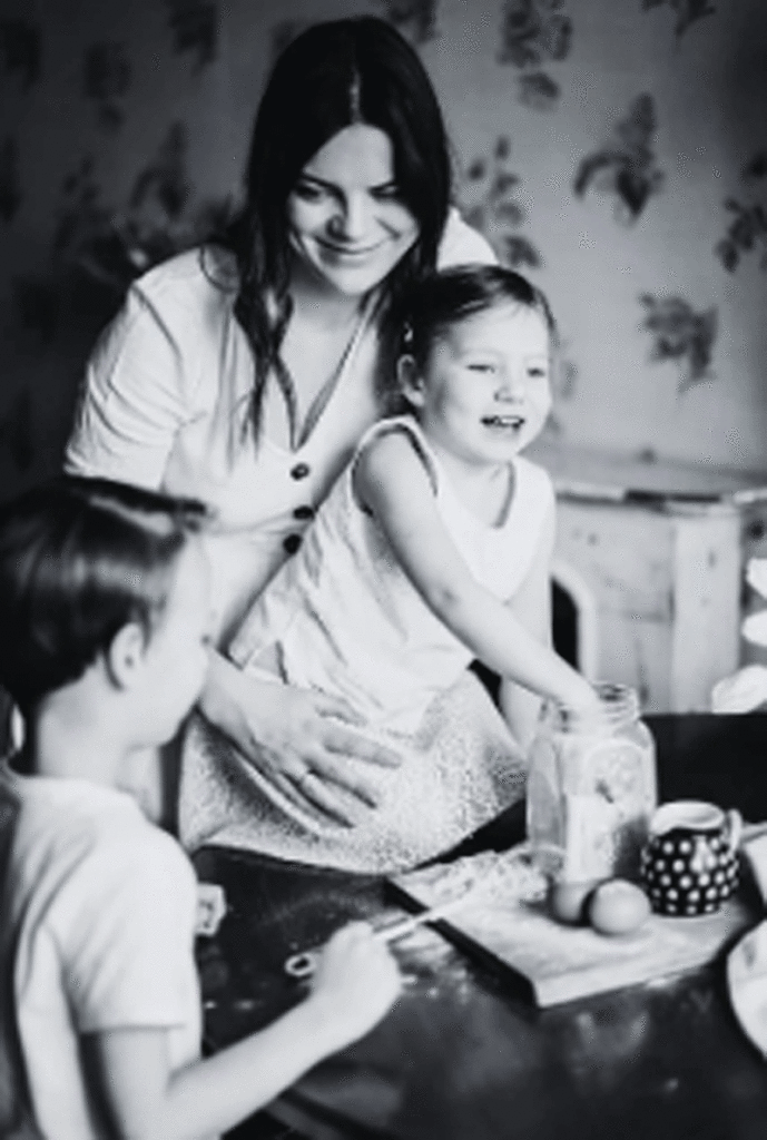 Pic-of-mom-and-kids-smiling